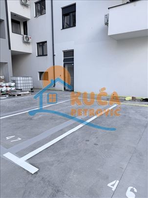 Izdaje se parking mesto na Panteleju, 11m2