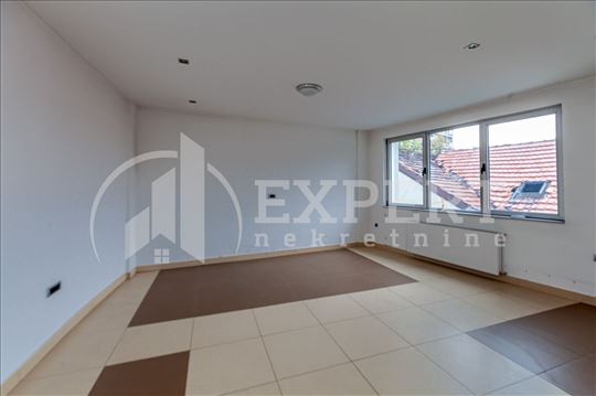 Izdaje se poslovni prostor u strogom centru grada