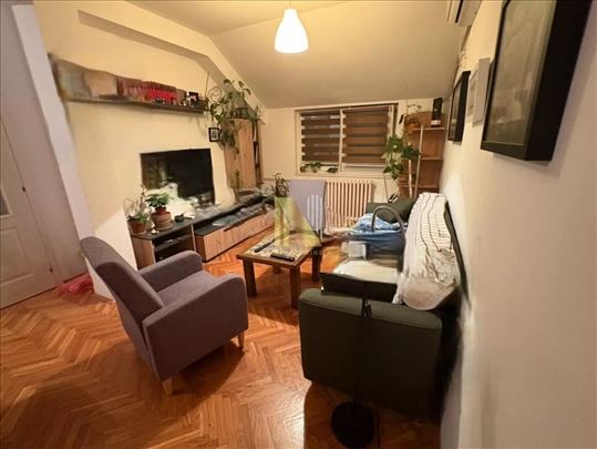 Izdaje se trosoban duplex stan na Bulevaru oslobođ