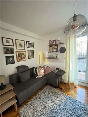 Kompletno namešten dvosoban stan na atraktivnoj lo