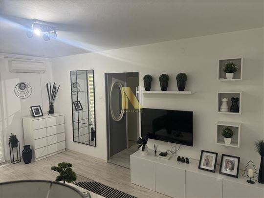 Kompletno renoviran i namešten dvosoban stan na tr