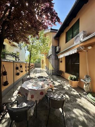 Porodična, dvospratna kuća na Klisi