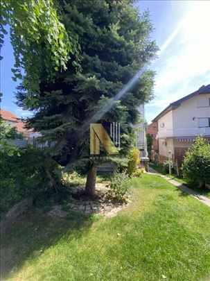 Ušuškana dvojna kuća u mirnom kraju blizu Policijs