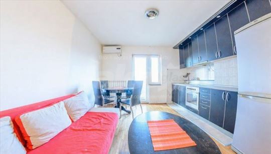 Izdaje se dvosoban stan na Karaburmi