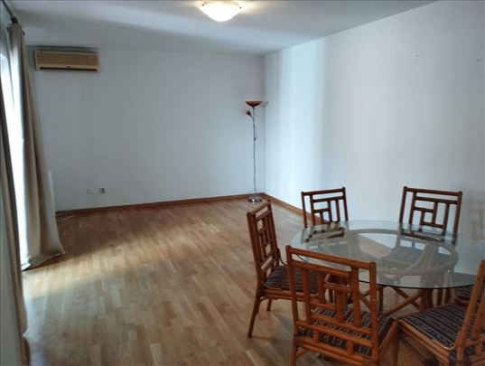 Izdaje se porodična kuća u nizu – Bežanijska kosa