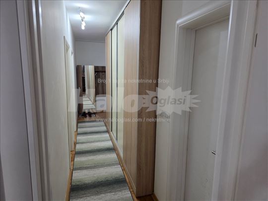 Izdajem trosabon stan u centru Vranja