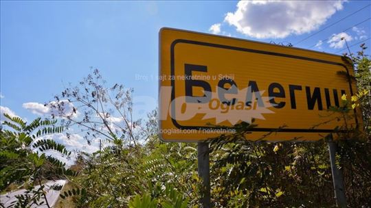 Plac na ulazu u Belegiš