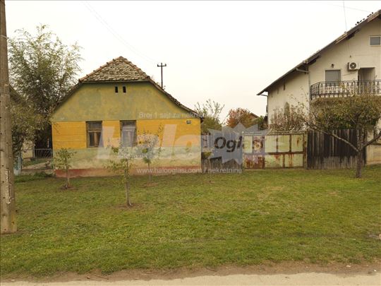 Plac sa starom kućom 1451m2 - Budisava Novi Sad