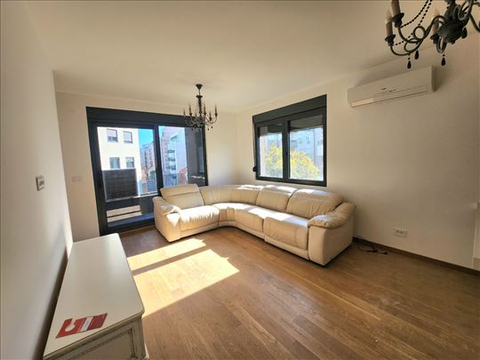 Prvo izdavanje sve NOVO, garaža u ceni