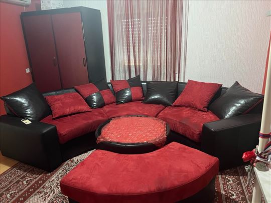 Ugaona garnitura, sto i sedeći deo