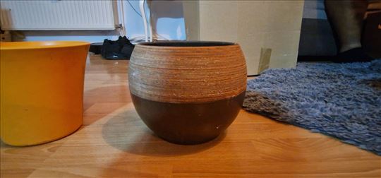 Dve saksije, kao nove