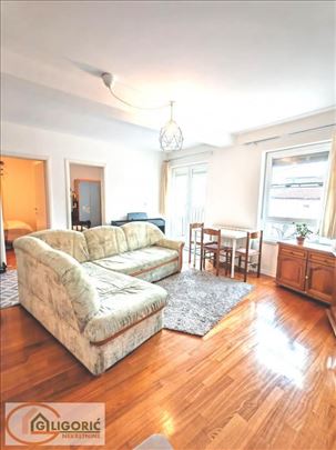 Funkcionalan stan sa garažnim mestom