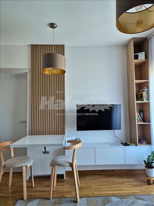 Izdaje se potpuno nov i opremljen stan u centru VB