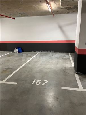 Izdajem garazno mesto u Landmark Residence zgradi.