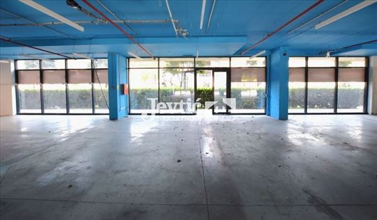 Lokal sa velikim izlogom na Novom Beogradu