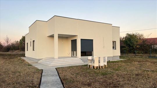 Moderan dom sa stilom i velikim dvorištem