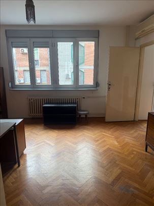 Narodno pozorište, sa namestajem ili bez, odlican