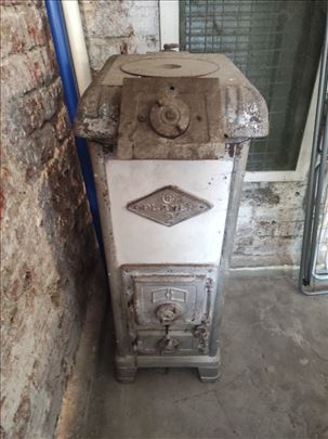 Plamen kraljica peći starinska peć na drva