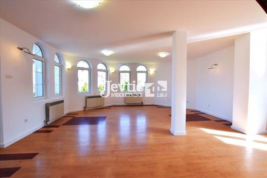 Poslovni prostor na Voždovcu sa 2 parking mesta