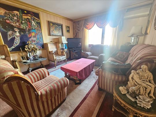 Prostran i svetao 4.0 stan na dobroj lokaciji