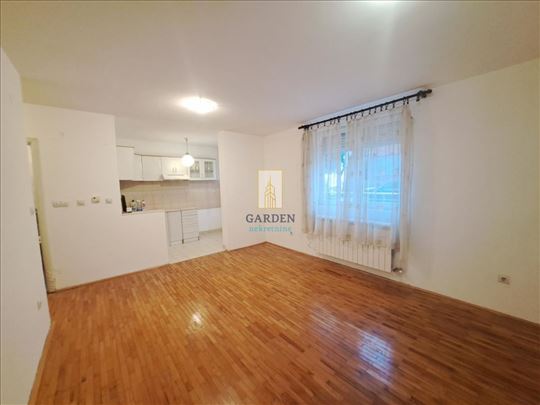 Uknjižen jednoiposoban stan Karaburma