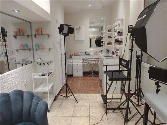 Crveni krst, renoviran, sa izlogom