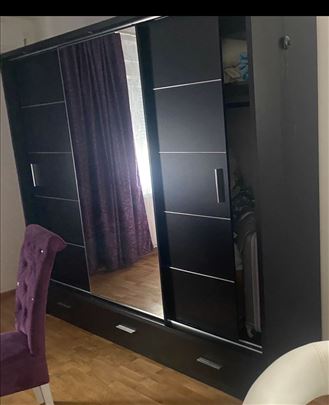 Garderober kao nov, sa led svetlima iz Emmezzete