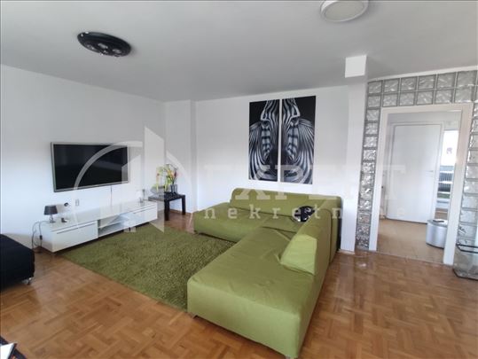 Izdaje se lux stan u strogom centru grada, CG, 7. 