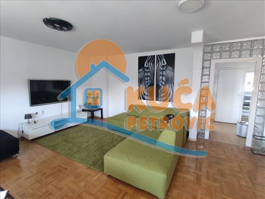 Izdaje se lux stan u strogom centru grada, CG, 7. 