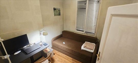 Jednoiposoban stan kod Djeram pijace