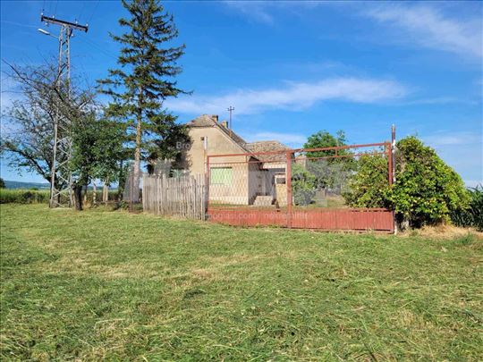 Kuća sa placem i dodatnim zemljištem – Mandjelos