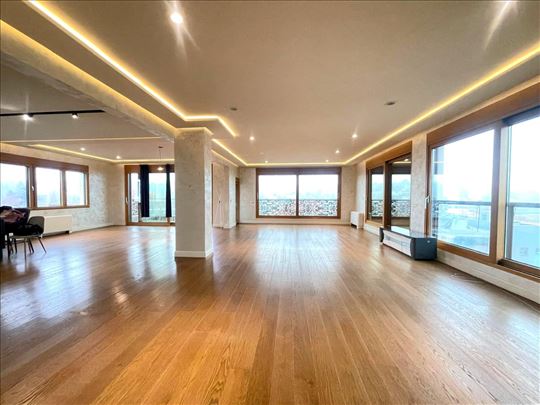 Luksuzan poslovni prostor sa pogledom na Hram