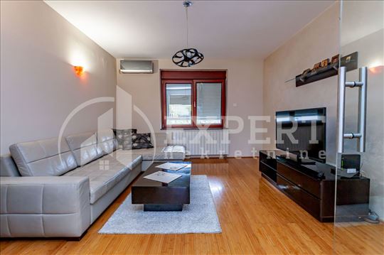 Na prodaju kompletno renoviran dvoiposoban stan u 