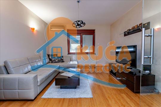 Na prodaju kompletno renoviran dvoiposoban stan u 