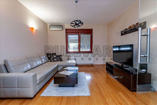 Na prodaju kompletno renoviran dvoiposoban stan u 