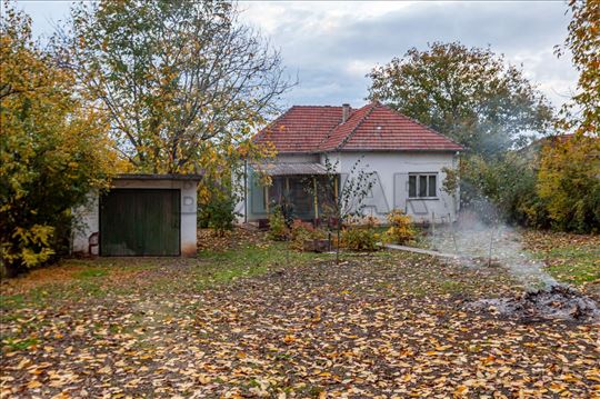 Porodična kuća 105m2, garaža 15m2, plac 500m2, Ale