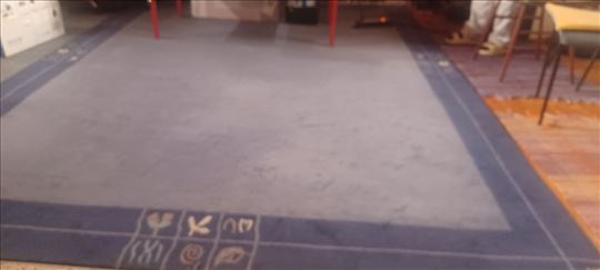 prodajem polovan tepih dimenzija 250x350cm