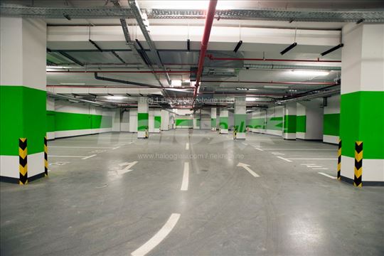 Veliko garažno mesto (19m2) - Šumatovačka 132 