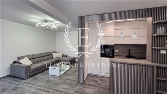 Trosoban lux stan sa garazom,novogradnja