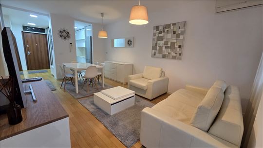 A blok, namešten dvosoban sa garažnim mestom