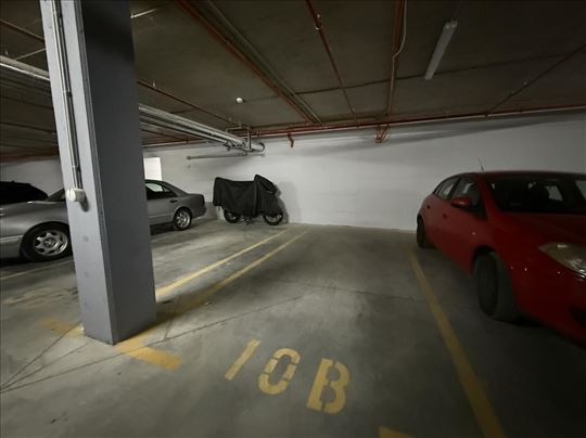 Broker - Garažno mesto + ostava!