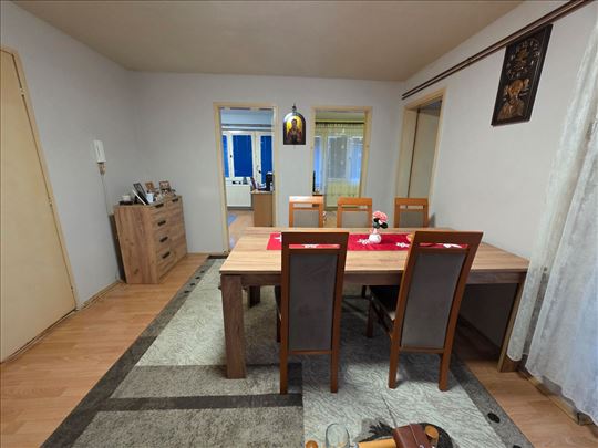 Četvorosoban stan u mirnom delu grada