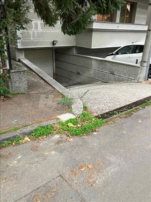 Izdajem garažu u Admirala Vukovića