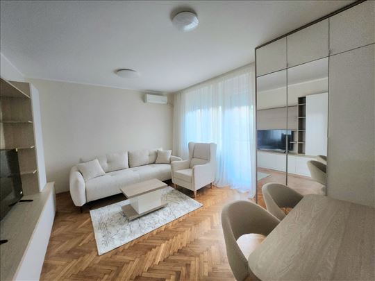 LUX renovoran, sve NOVO, prvo izdavanje