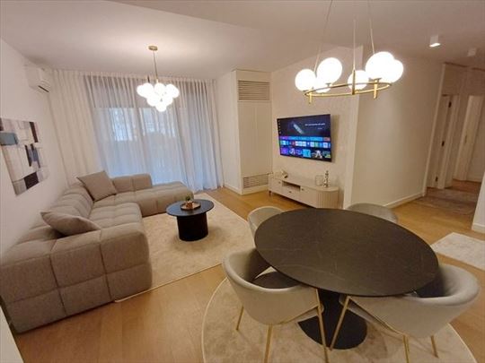 Lux stan sa dvorištem, BW, garaža, ID 1641