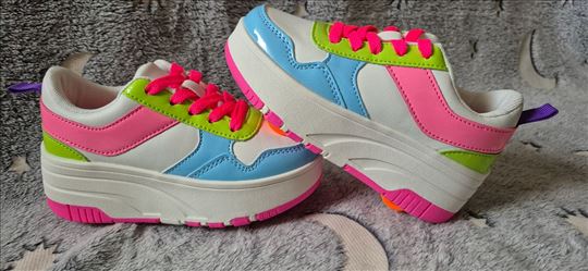 Patike sa točkićima ili bez njih, broj 30