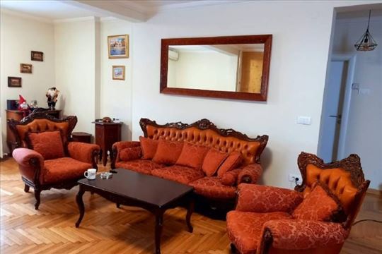 Porodična kuća sa bazenom i letnjikovcem, Klenak