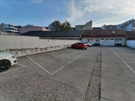 Prodaje se parking mesto u dvorištu zgrade - Sajam