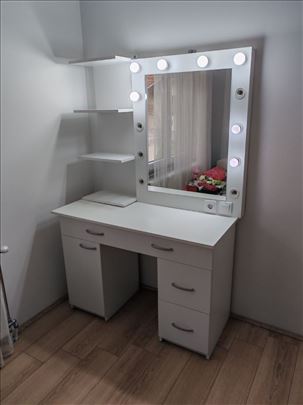 Sto za šminkanje 20 000 dinara 