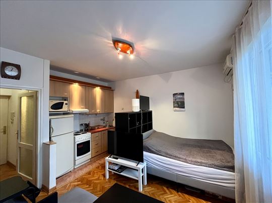 Topla garsonjera sa terasom, Botanička bašta